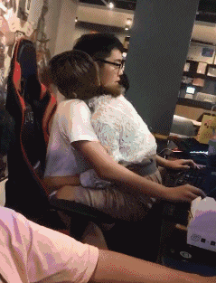 搞笑动图GIF:有奶便是娘,找拉布拉多给小老虎当奶妈!