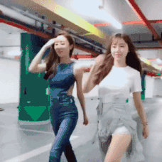 邪恶美女动图：那个词童颜巨乳，真的很​贴切！​ 美女动图 第7张