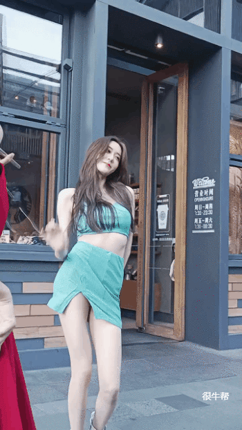 邪恶美女动图：那个词童颜巨乳，真的很​贴切！​ 美女动图 第5张