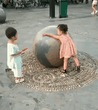 ?搞笑GIF动态图:小姑娘厉害了,你这是要把石球抱回家吗?