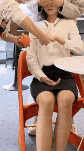 ?搞笑GIF动态图:小姑娘厉害了,你这是要把石球抱回家吗?