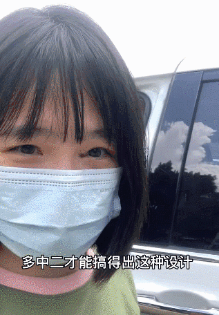 ?搞笑GIF动态图:小姑娘厉害了,你这是要把石球抱回家吗?