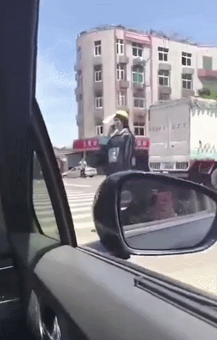 ?搞笑GIF动态图:小姑娘厉害了,你这是要把石球抱回家吗?