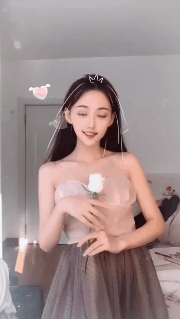 充满诱惑的美女动态图：小姐姐猫步走得挺好！ 美女动图 第2张