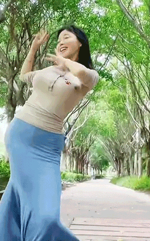 充满诱惑的美女动态图：小姐姐猫步走得挺好！ 美女动图 第4张