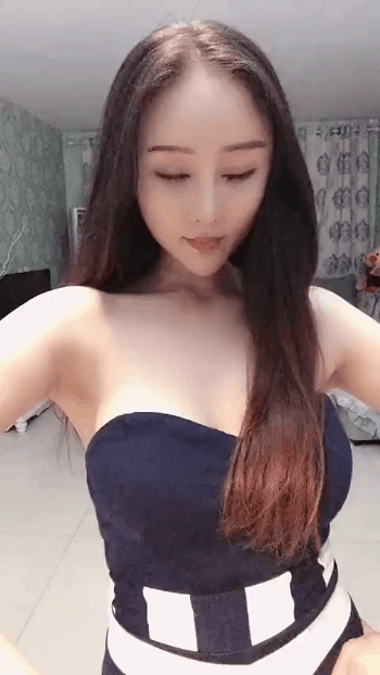 充满诱惑的美女动态图：小姐姐猫步走得挺好！ 美女动图 第6张