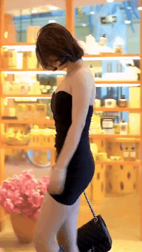 美丽女孩GIF：这个束腰不错，非常的不错！ 美女动图 第4张