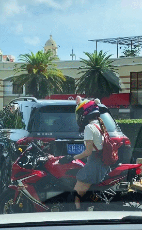 美丽女孩GIF：这个束腰不错，非常的不错！ 美女动图 第2张