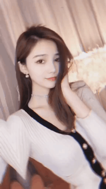 内涵小姐姐GIF：扭来扭去的！很好玩啊！ 美女动图 第10张