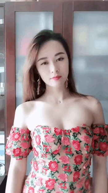 内涵小姐姐GIF：扭来扭去的！很好玩啊！ 美女动图 第1张