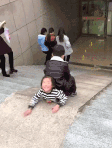 搞笑动图GIF:这一定是亲姐姐,才让弟弟这样玩!