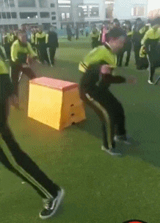 搞笑动图GIF:这一定是亲姐姐,才让弟弟这样玩!