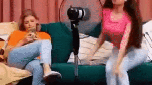 搞笑动图GIF:这一定是亲姐姐,才让弟弟这样玩!