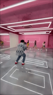 搞笑动图GIF:这一定是亲姐姐,才让弟弟这样玩!