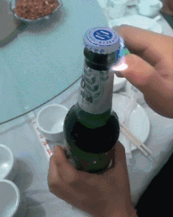 搞笑动图GIF:这一定是亲姐姐,才让弟弟这样玩!