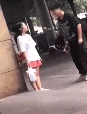 沙雕动态图片：当街暴打女友，这尼玛真的太过分了！