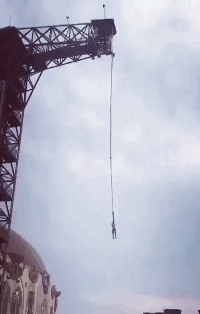 搞笑动图:这才是真正意义上的爬山,必须要爬着走