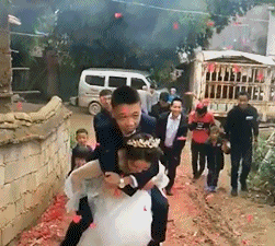 搞笑动图:这年头生娃就是来玩的!