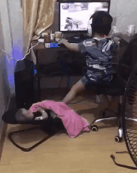 搞笑动图:这年头生娃就是来玩的!