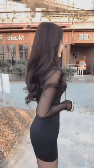 夫人你马甲又掉了 胸前的一对兔子弹跳出来