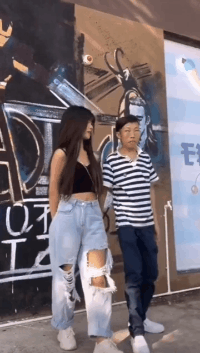 搞笑动态图:关键时刻,还是得兄弟上!