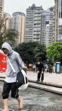 搞笑动态图:关键时刻,还是得兄弟上!