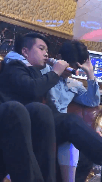 搞笑动态图:关键时刻,还是得兄弟上!