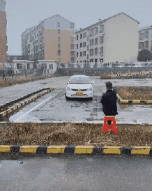 雷人动图图片:孩子不知道是怎么了,一写作业就犯困!