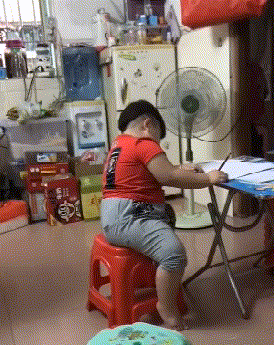 雷人动图图片:孩子不知道是怎么了,一写作业就犯困!