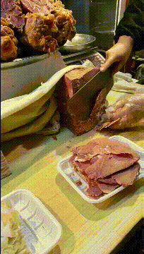 爆笑的GIF动图:这,是喜欢上了新郎?故意的?