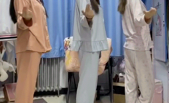 暴露的美女GIF：这个车模姐姐是坐在那里呢？