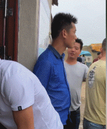 爆笑动图图片:朋友长这么大,没人敢欺负她