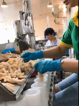 爆笑动图图片:朋友长这么大,没人敢欺负她