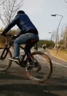 爆笑的动图图片:吃货的人不怕你搞事,神技能已get!