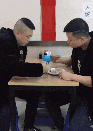 爆笑的动图图片:吃货的人不怕你搞事,神技能已get!