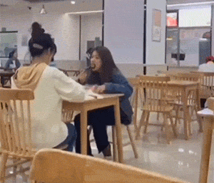 爆笑GIF动态图:女司机?这个洞是怎么弄出来的!