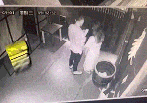 爆笑GIF动态图:女司机?这个洞是怎么弄出来的!