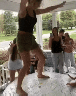 爆好笑的GIF:死鬼,你还有闲心玩手机!