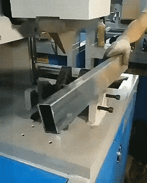 爆好笑的GIF:死鬼,你还有闲心玩手机!