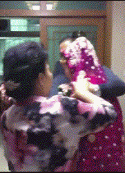 爆好笑的GIF:死鬼,你还有闲心玩手机!