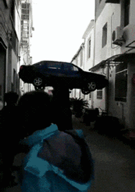 爆好笑的GIF:死鬼,你还有闲心玩手机!