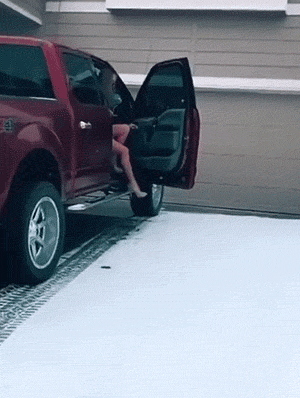 爆好笑的GIF:死鬼,你还有闲心玩手机!