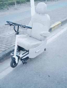 爆好笑的GIF:死鬼,你还有闲心玩手机!
