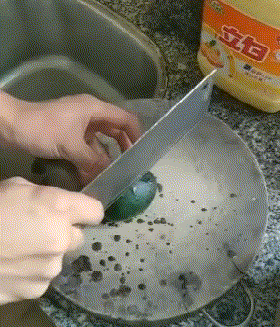 爆笑动图图片:大爷,你是不是出门没带脑子?
