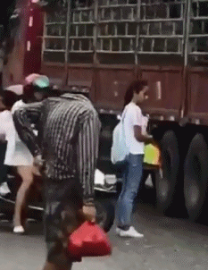 爆笑动图图片:大爷,你是不是出门没带脑子?
