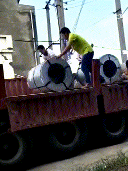 爆笑动图图片:大爷,你是不是出门没带脑子?