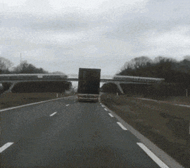 爆笑GIF图片：自从有了这技术，货车都不怕限高了