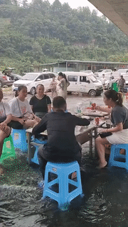 很是搞笑的GIF图片:别光顾着吃饭,喝点汤!