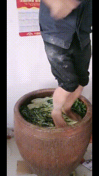 很是搞笑的GIF图片:别光顾着吃饭,喝点汤!