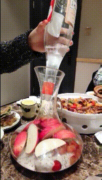 很是搞笑的GIF图片:别光顾着吃饭,喝点汤!